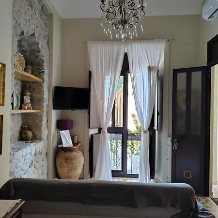 Lyssa Centro Citta * טאורמינה